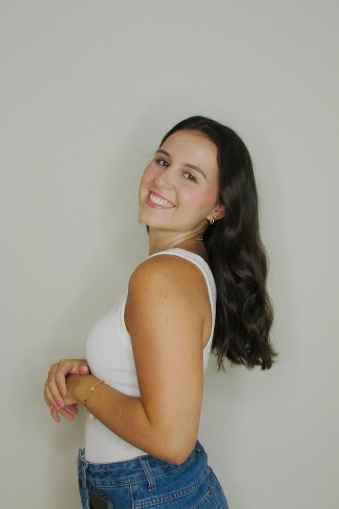 Carolina Auriemma em ambiente casual e acolhedor